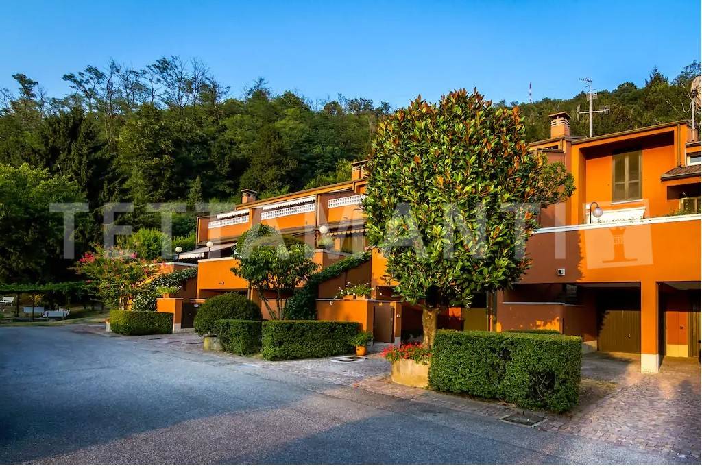 4 bedrooms Villa in Como, Italy No. 230374