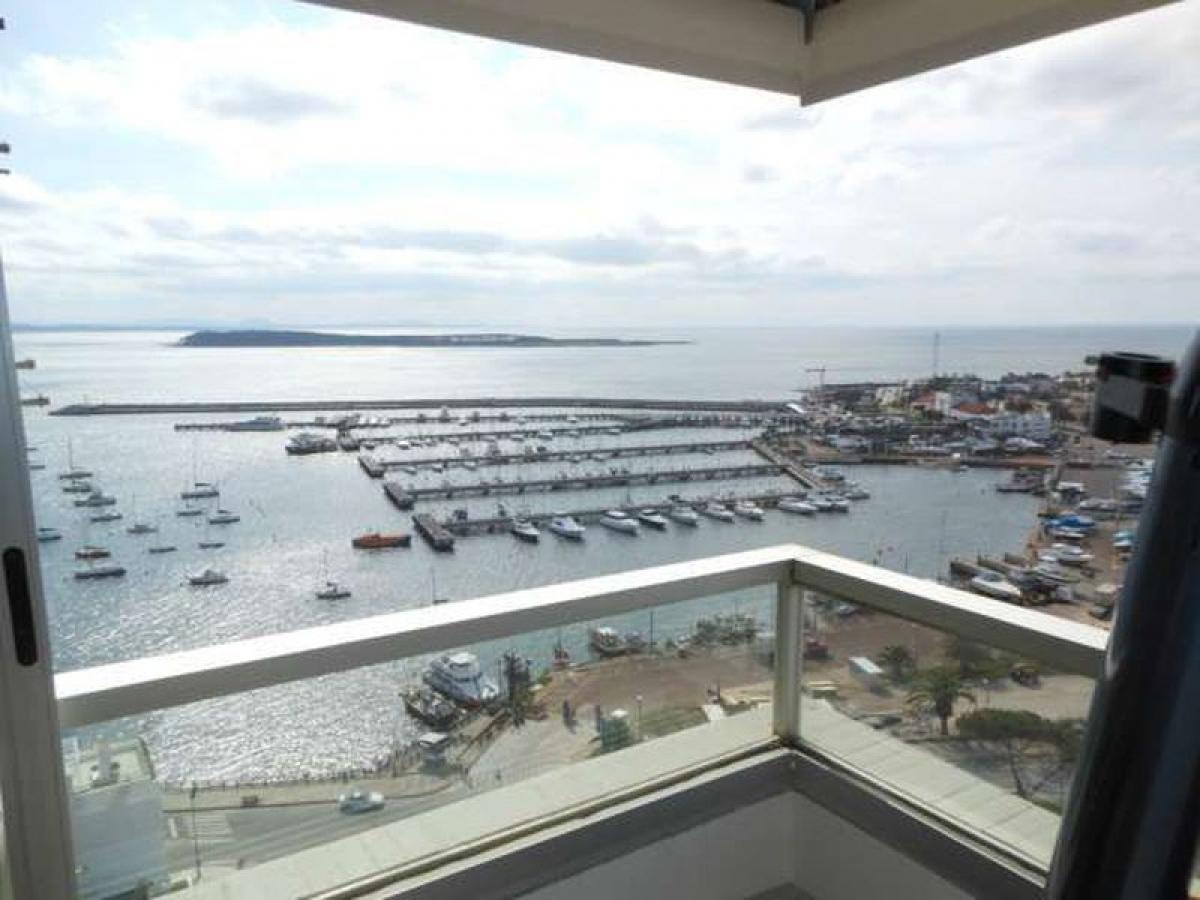 Apartamento de 3 dormitorios en Maldonado, Uruguay No. 8657