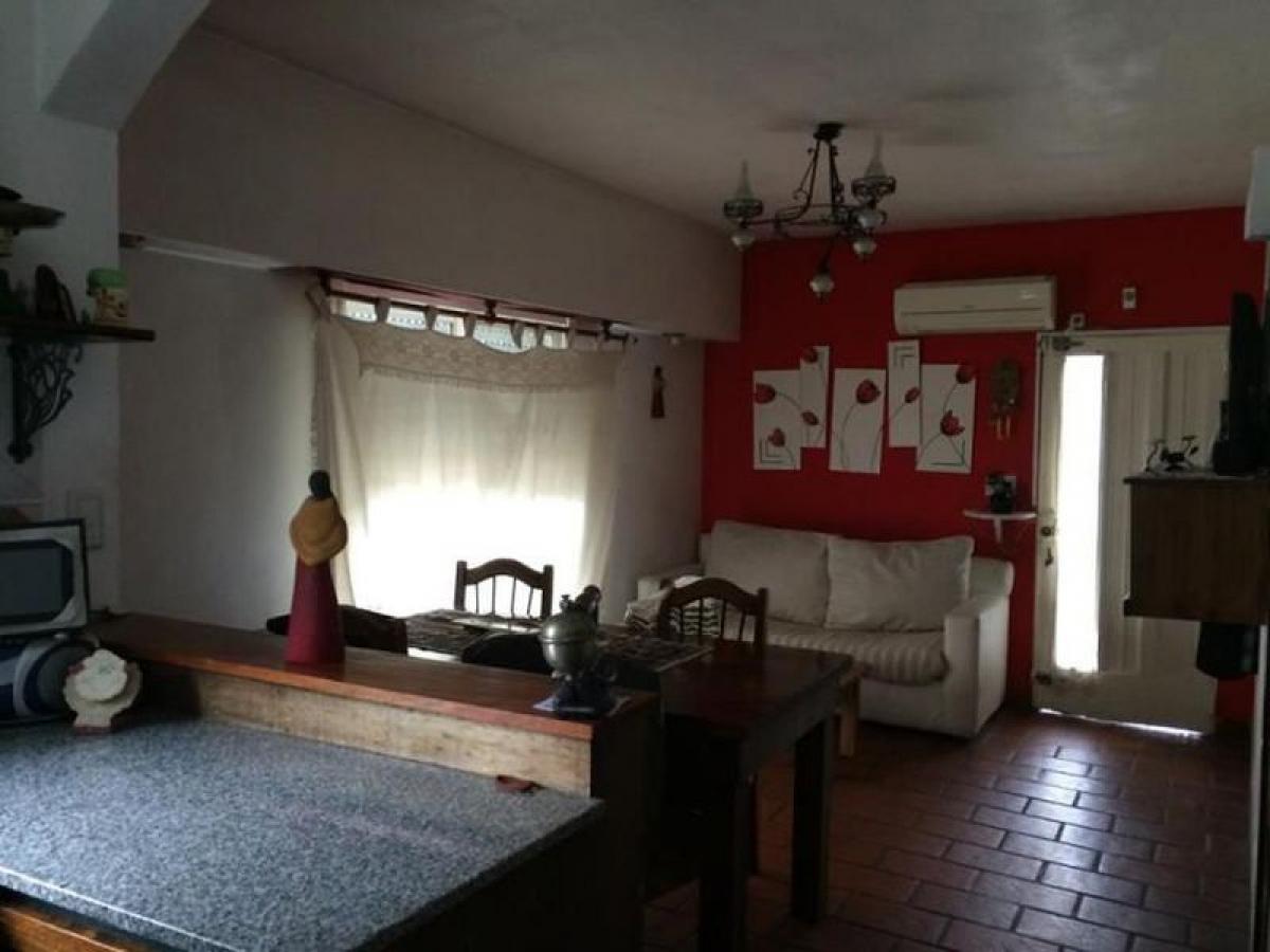 Casa de 2 dormitorios en Morón, Argentina No. 12979