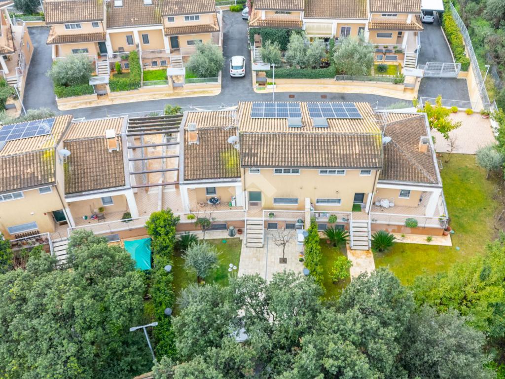 3 bedrooms Villa in Rome, Italy No. 48576