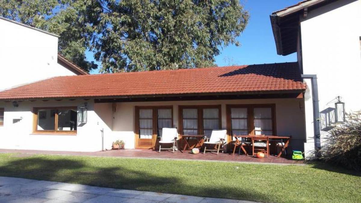 4 bedrooms House in Berazategui, Argentina No. 61843