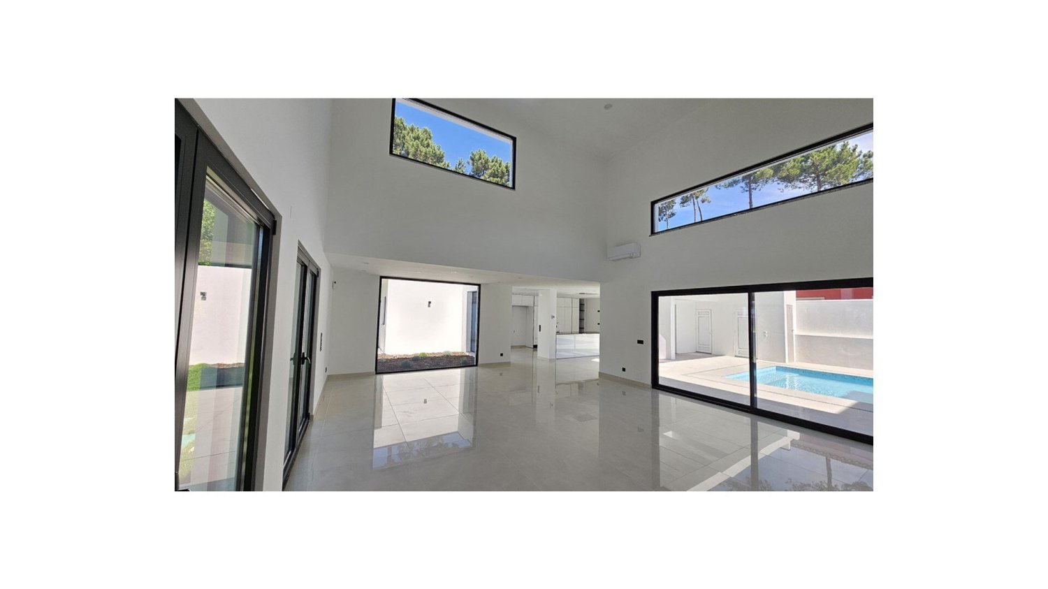 4 bedrooms Villa in Corroios, Portugal No. 139012