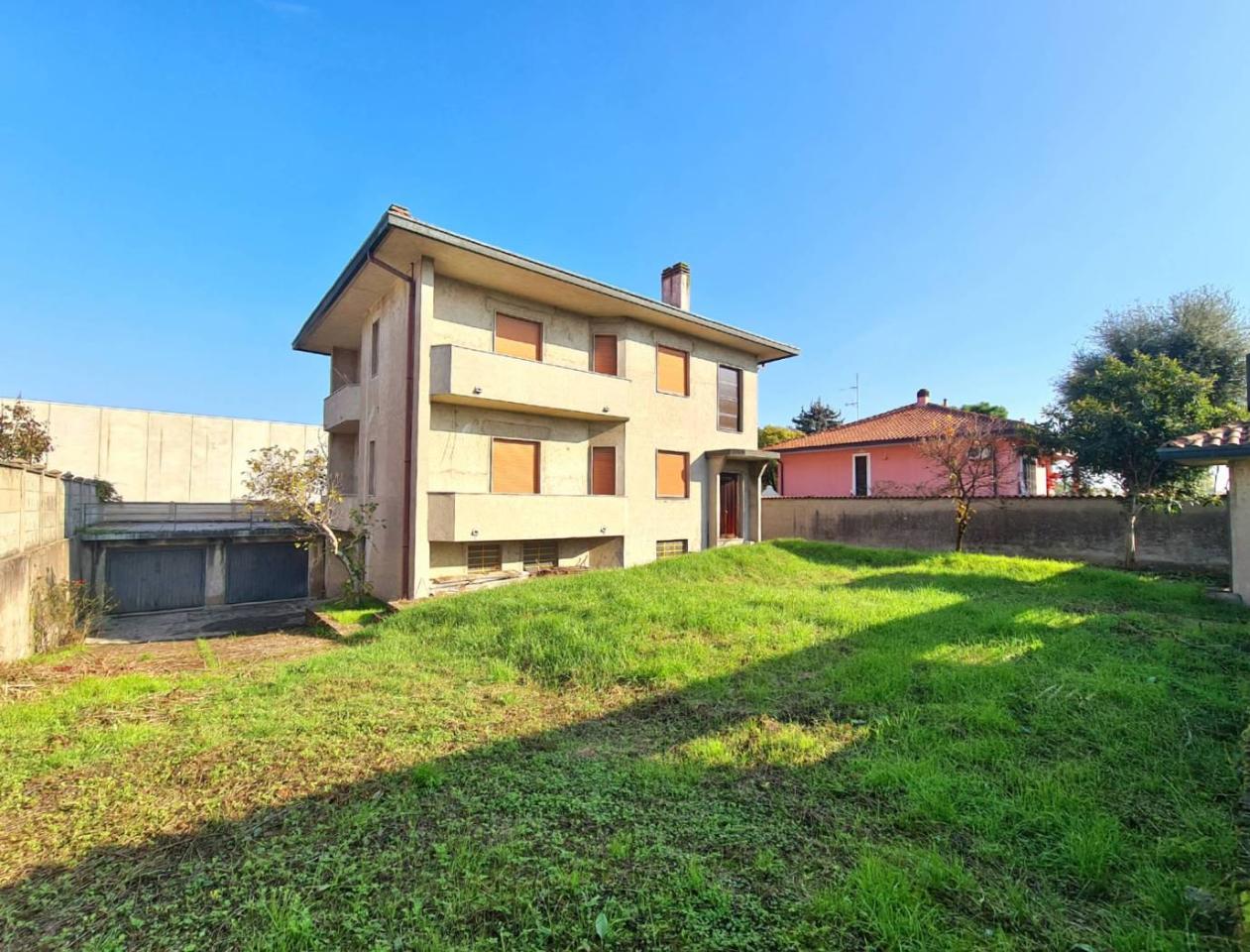 7-Zimmer Villa in Canegrate, Italy, Nr. 81577