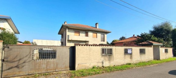 7-Zimmer Villa in Canegrate, Italy, Nr. 81577 2