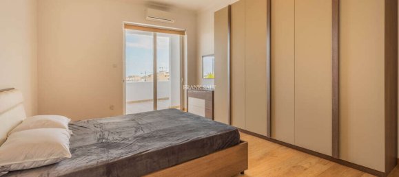 3 bedrooms Penthouse in Sliema, Malta No. 9093 28