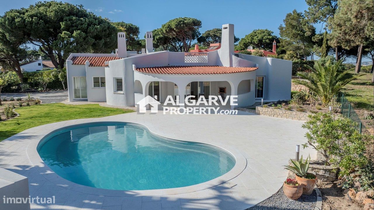 Casa de 4 dormitorios en Quarteira, Portugal No. 141717