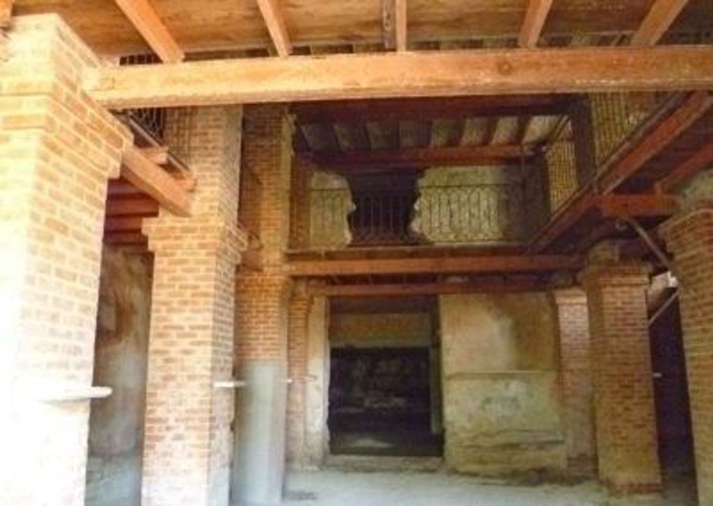 332m² Commercial property in Imperia, Italy No. 303410