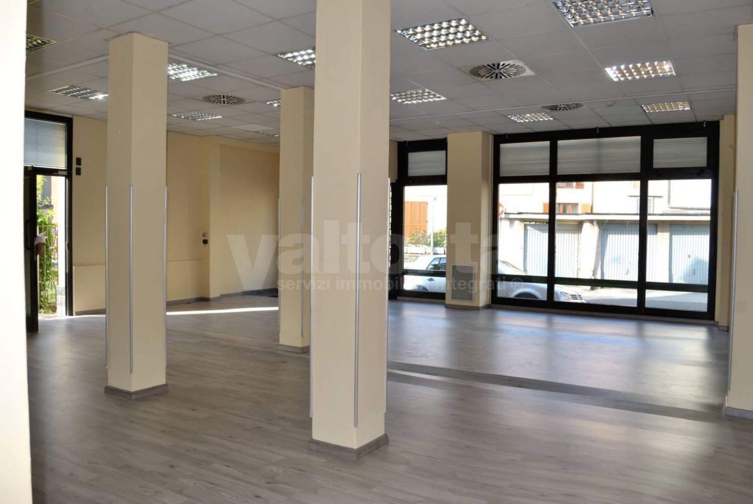 Bureau à Carate Brianza, Italy 130m² No. 197187