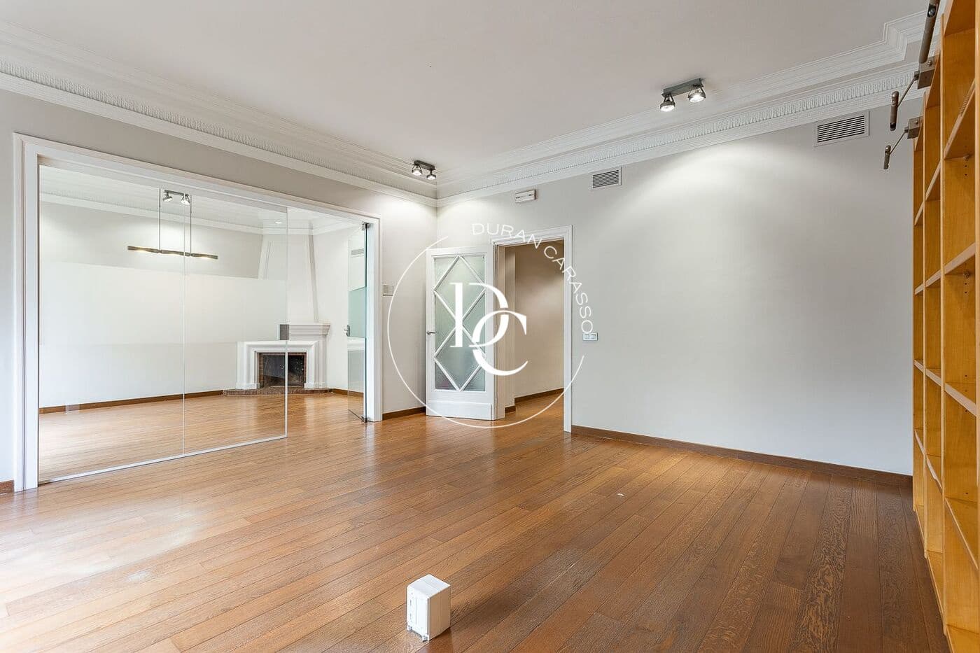 4 bedrooms Apartment in Barcelona, Spain No. 182760