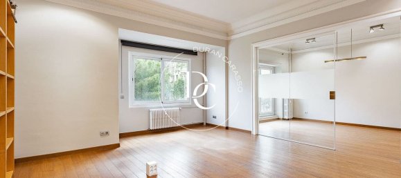 4 bedrooms Apartment in Barcelona, Spain No. 182760 2