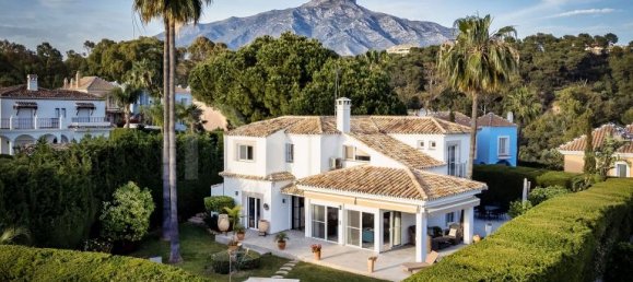 5 bedrooms Villa in Marbella, Spain No. 207415 3