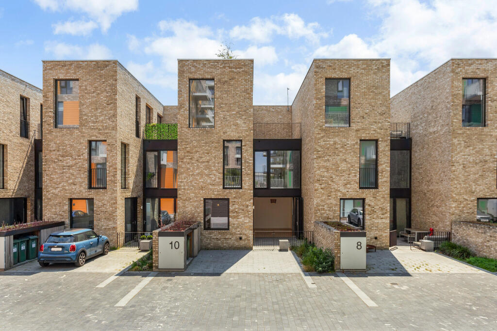 3 bedrooms House in London, United Kingdom No. 14165