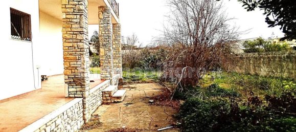 4 bedrooms Villa in Lecce, Italy No. 200434 3