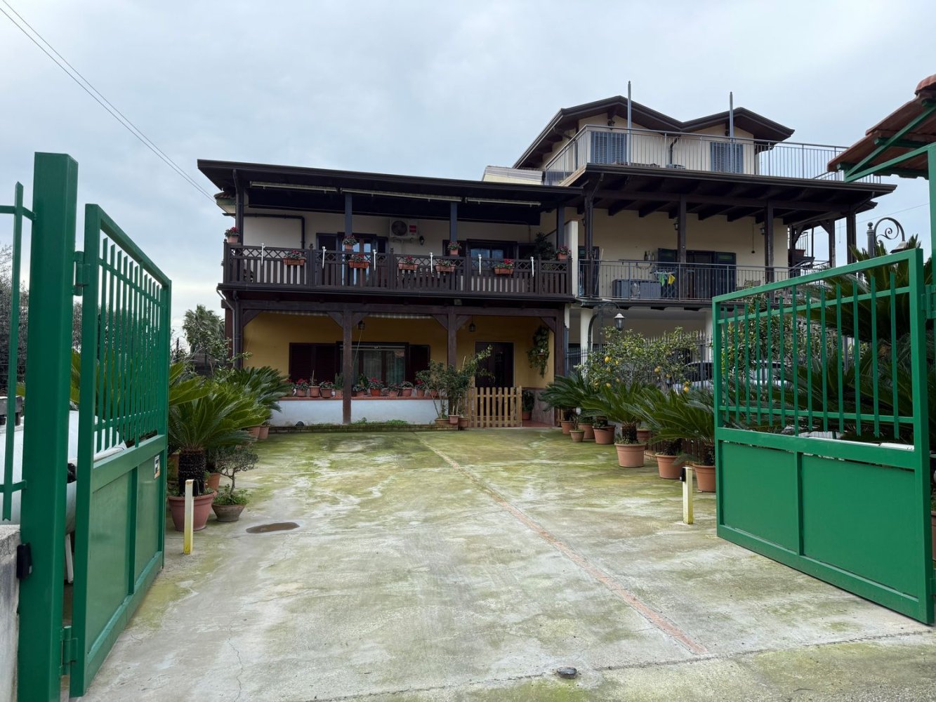 Apartamento de 3 habitaciónes en Quarto, Italy No. 303806