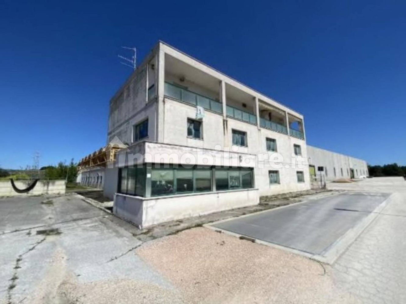 Lagerhaus in Colonnella, Italy 34110m², Nr. 345146