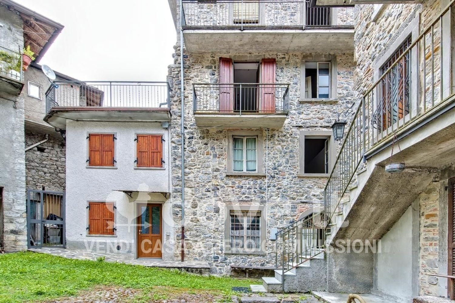 Villa de 4 dormitorios en Locatello, Italy No. 316062