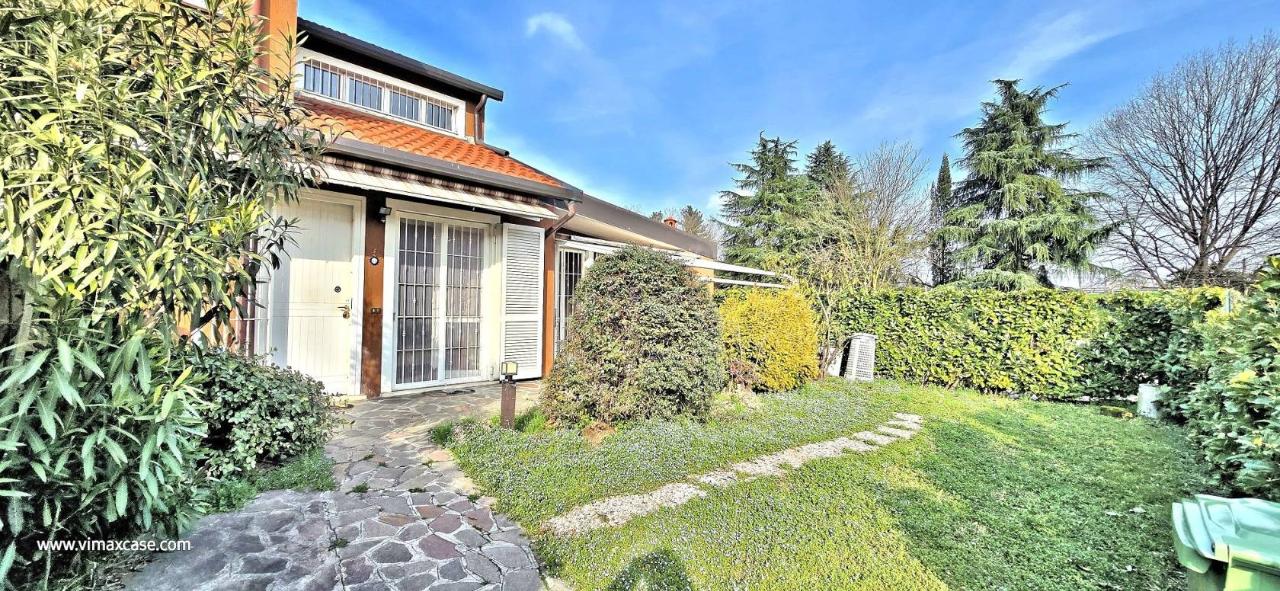 Квартира с 4 комнатами в Аграте Брианца, Италия № 117862