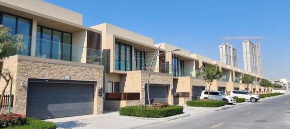 5 bedrooms Villa in Dubai, UAE No. 7675 2