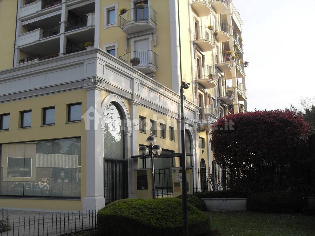 Oficina de 5 habitaciónes en Brescia, Italy No. 84442