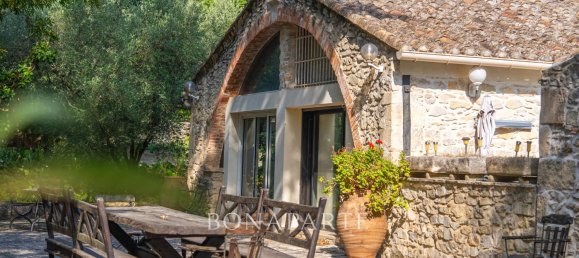 5 bedrooms House in Nimes, France No. 356252 3