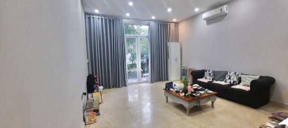 Villa de 4 dormitorios en Tay Ho, Vietnam No. 518 2