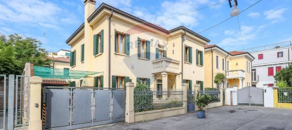5 bedrooms Villa in Padua, Italy No. 363341 2