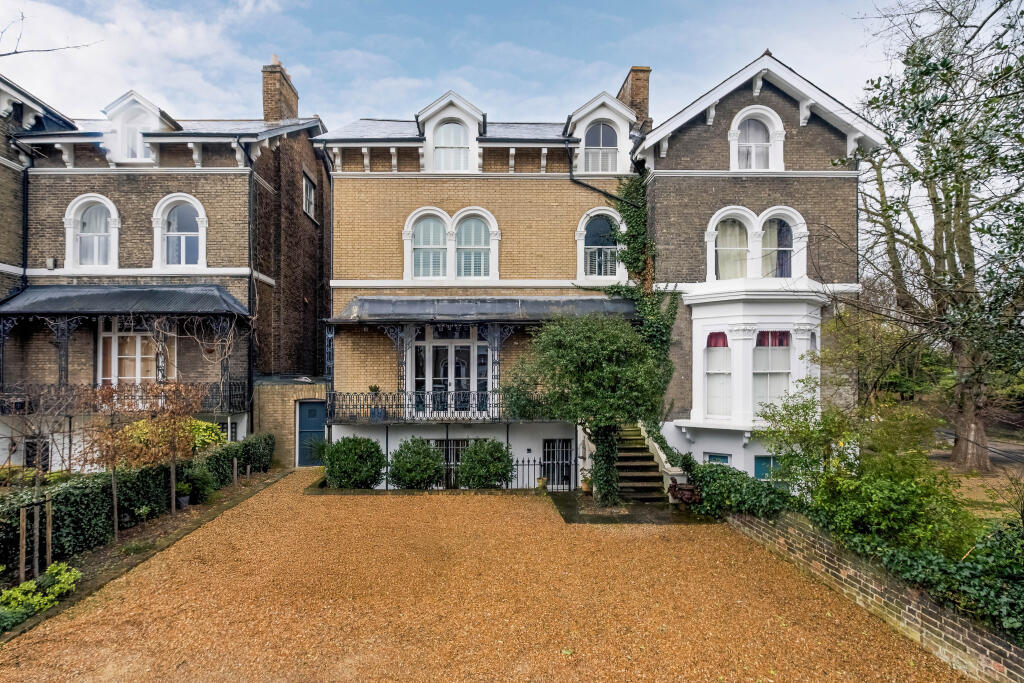 7 bedrooms House in London, United Kingdom No. 13933