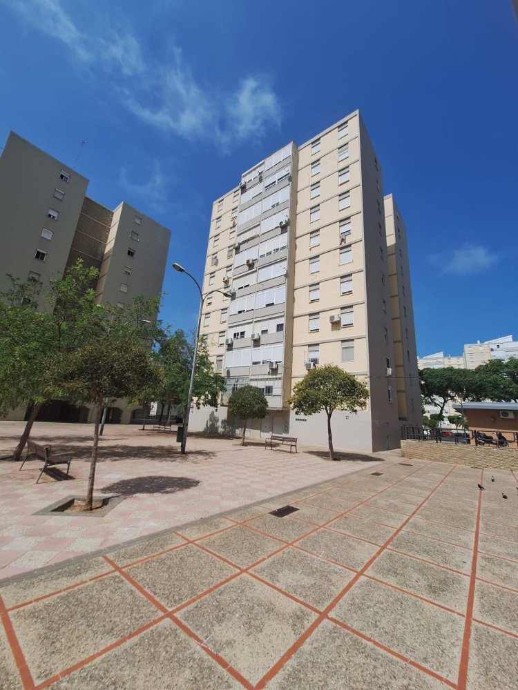 Apartamento de 3 dormitorios en Cádiz, Spain No. 260935