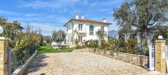 5 bedrooms Villa in Forte dei Marmi, Italy No. 35773 2