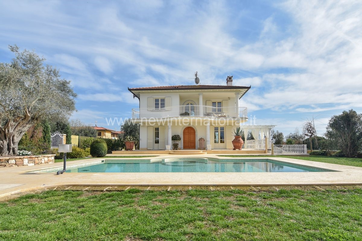 5 bedrooms Villa in Forte dei Marmi, Italy No. 35773