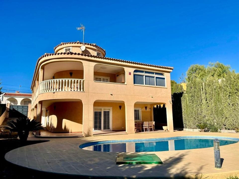 4 Schlafzimmer Villa in Torrevieja, Spain, Nr. 223066
