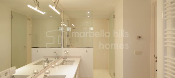4 bedrooms Villa in Malaga, Spain No. 121297 4