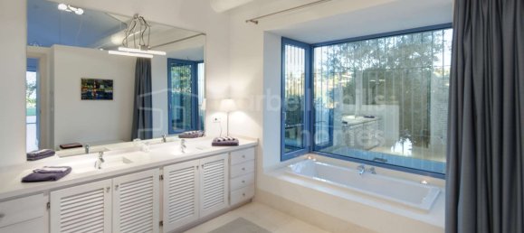 4 bedrooms Villa in Malaga, Spain No. 121297 3