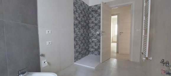3 rooms Apartment in Foggia, Italy No. 265698 2