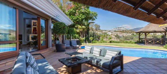 4 bedrooms Villa in La Quinta, Spain No. 74539 4