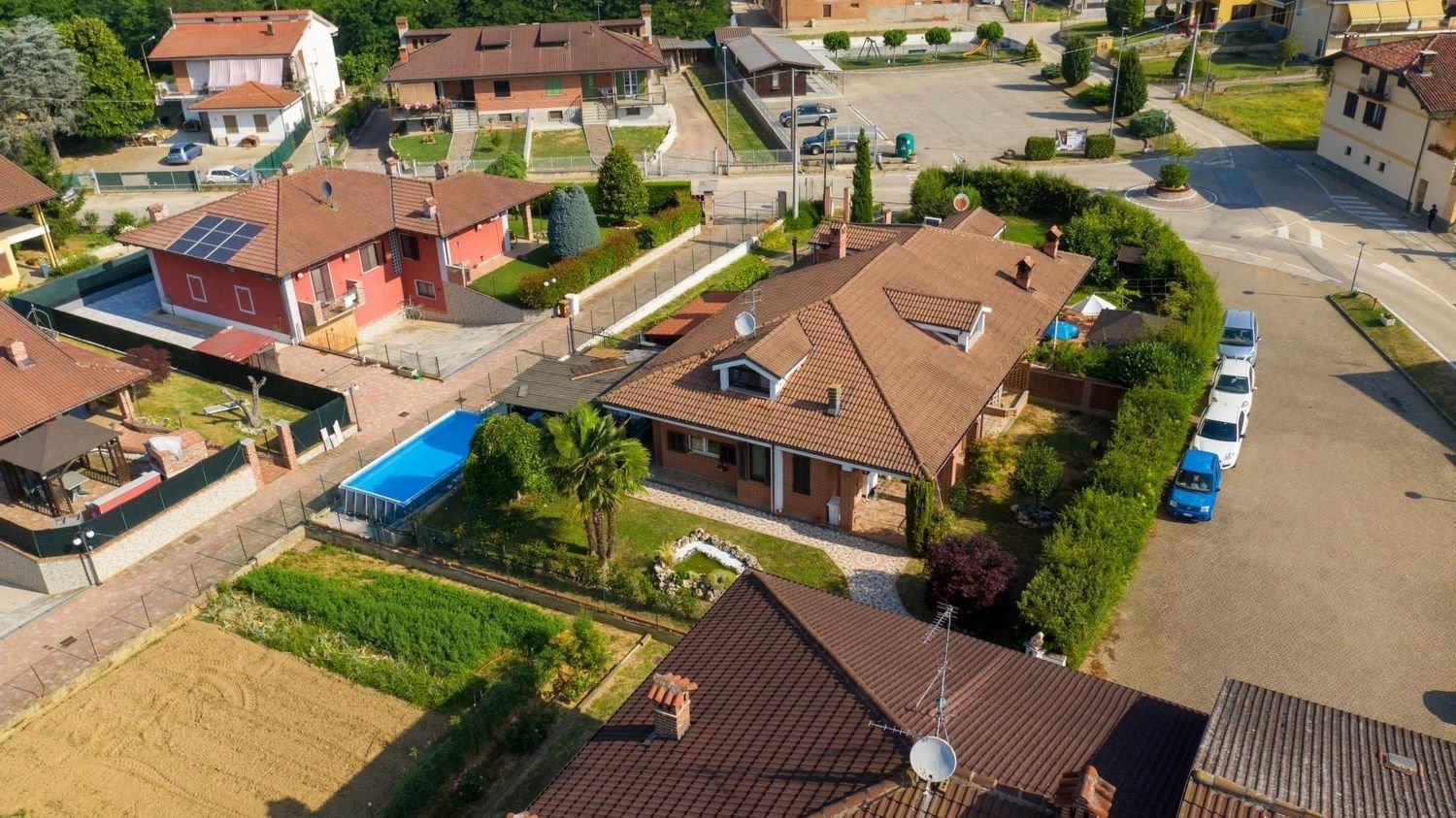 5 bedrooms Villa in Cuneo, Italy No. 328507