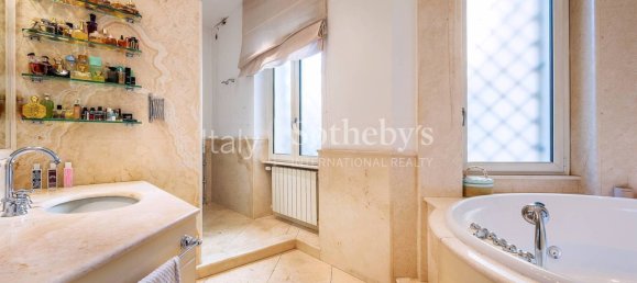 4 bedrooms Apartment in Rome, Italy No. 10615 14