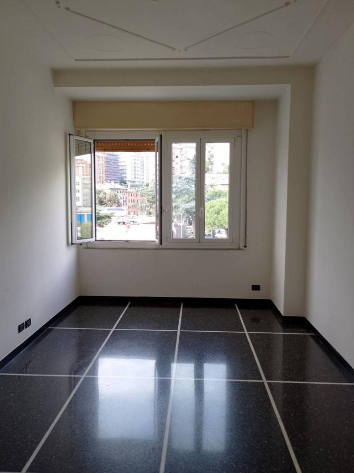 Квартира с 2 комнатами в Генуя, Италия № 76038