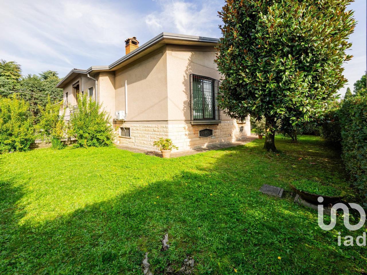 6-Zimmer Villa in Veduggio con Colzano, Italy, Nr. 5974