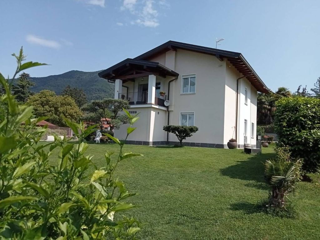 4 Schlafzimmer Villa in Porto Valtravaglia, Italy, Nr. 92220