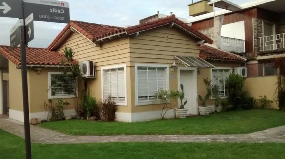 2 bedrooms House in Moron, Argentina No. 17749