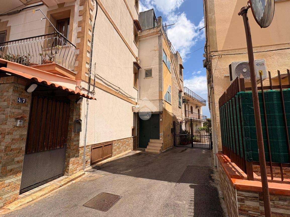 4 rooms Building in Palermo, Italy No. 271075