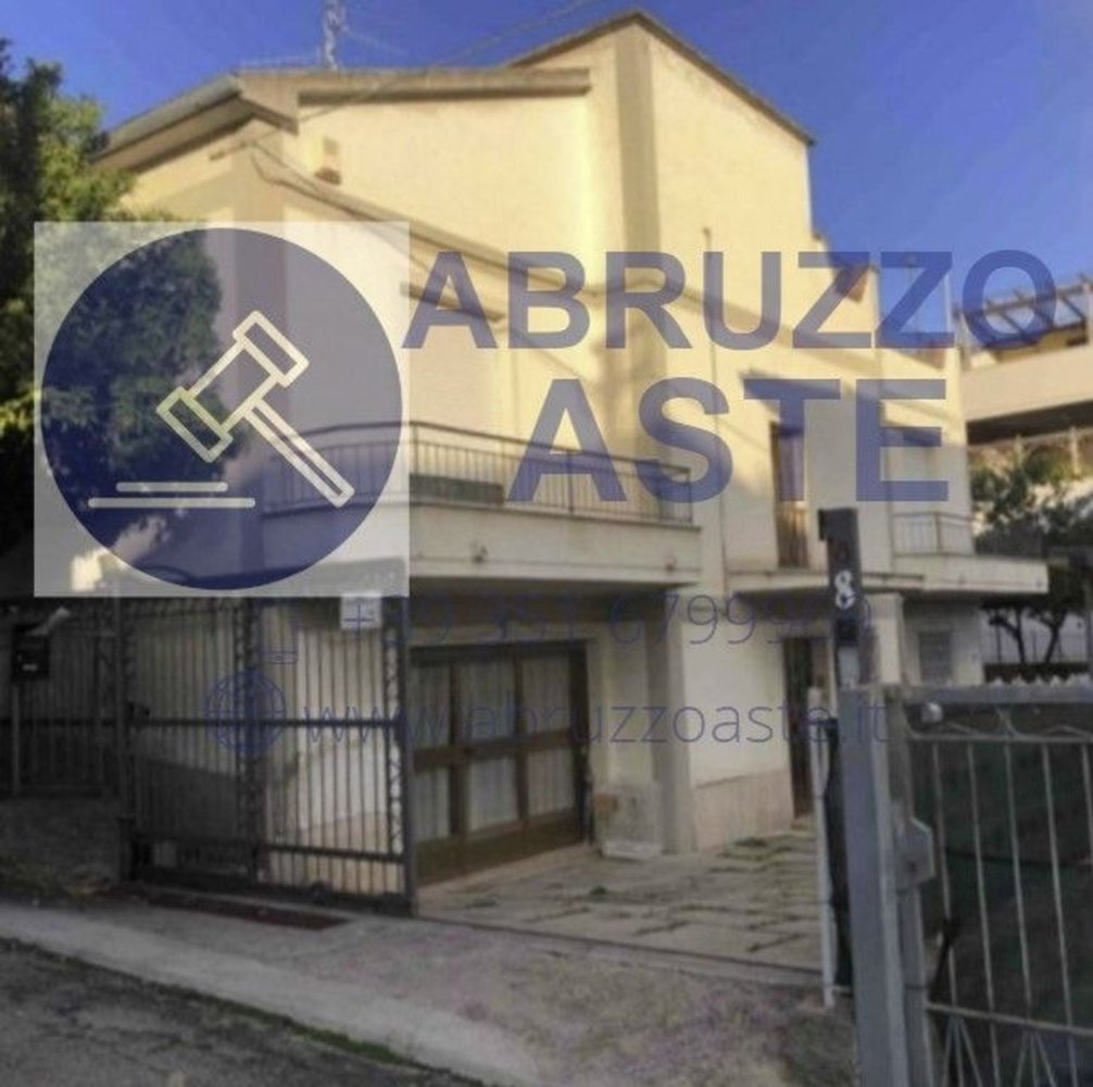 7 rooms Apartment in Pescara, Italy No. 93465