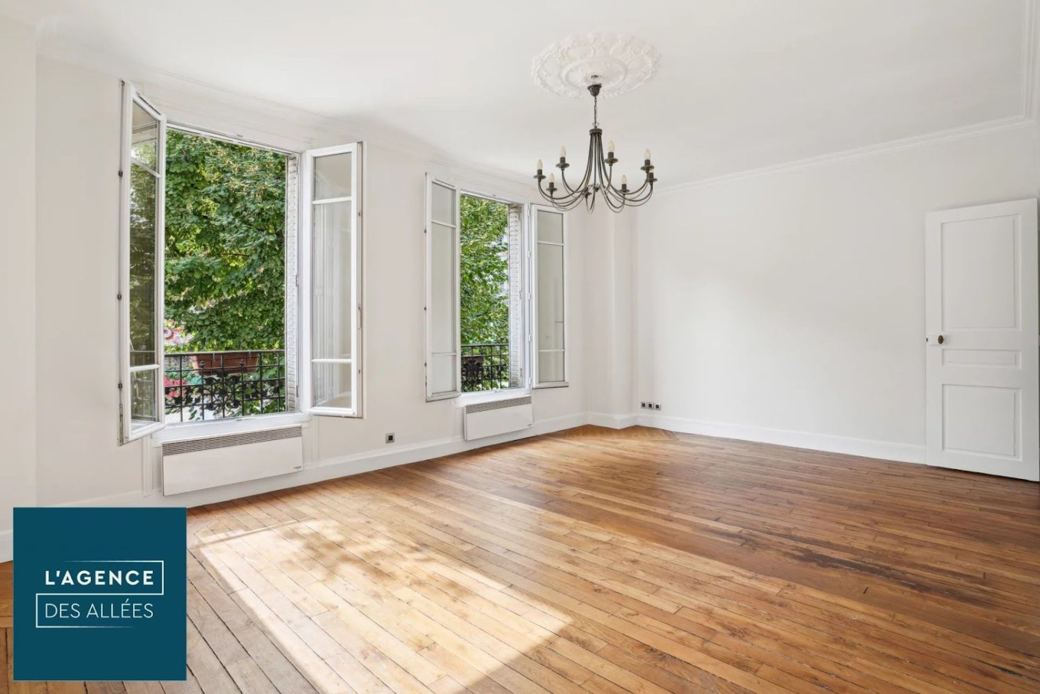 2 bedrooms Apartment in Clichy, France No. 162222