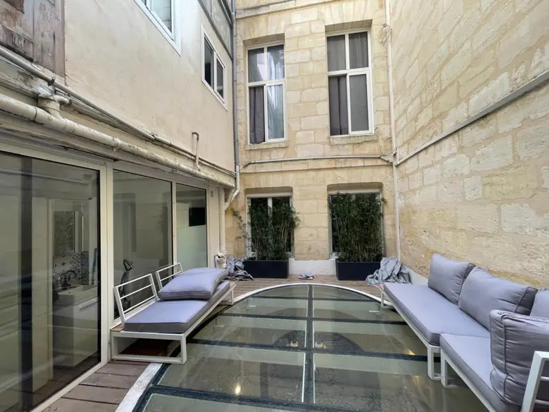 85m² Office in Bordeaux, France No. 290123