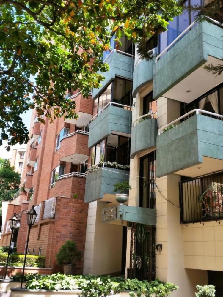 Casa de 4 dormitorios en Medellín, Colombia No. 2024