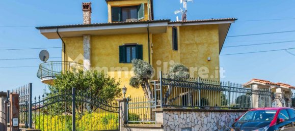 5 bedrooms Villa in Guidonia Montecelio, Italy No. 123003 3