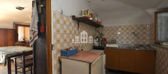 3 bedrooms House in Canischio, Italy No. 161243 5