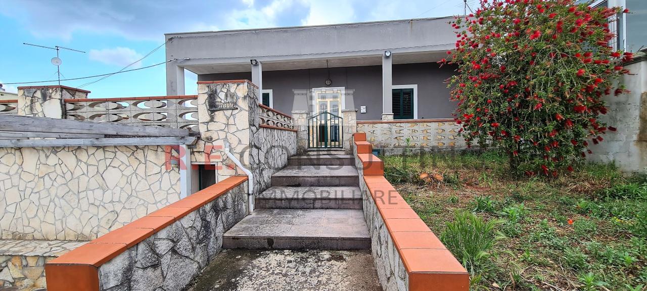 Дом с 7 комнатами в Мартина Франка, Италия № 163348