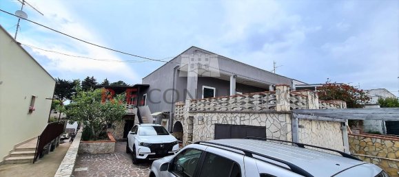 Дом с 7 комнатами в Мартина Франка, Италия № 163348 5